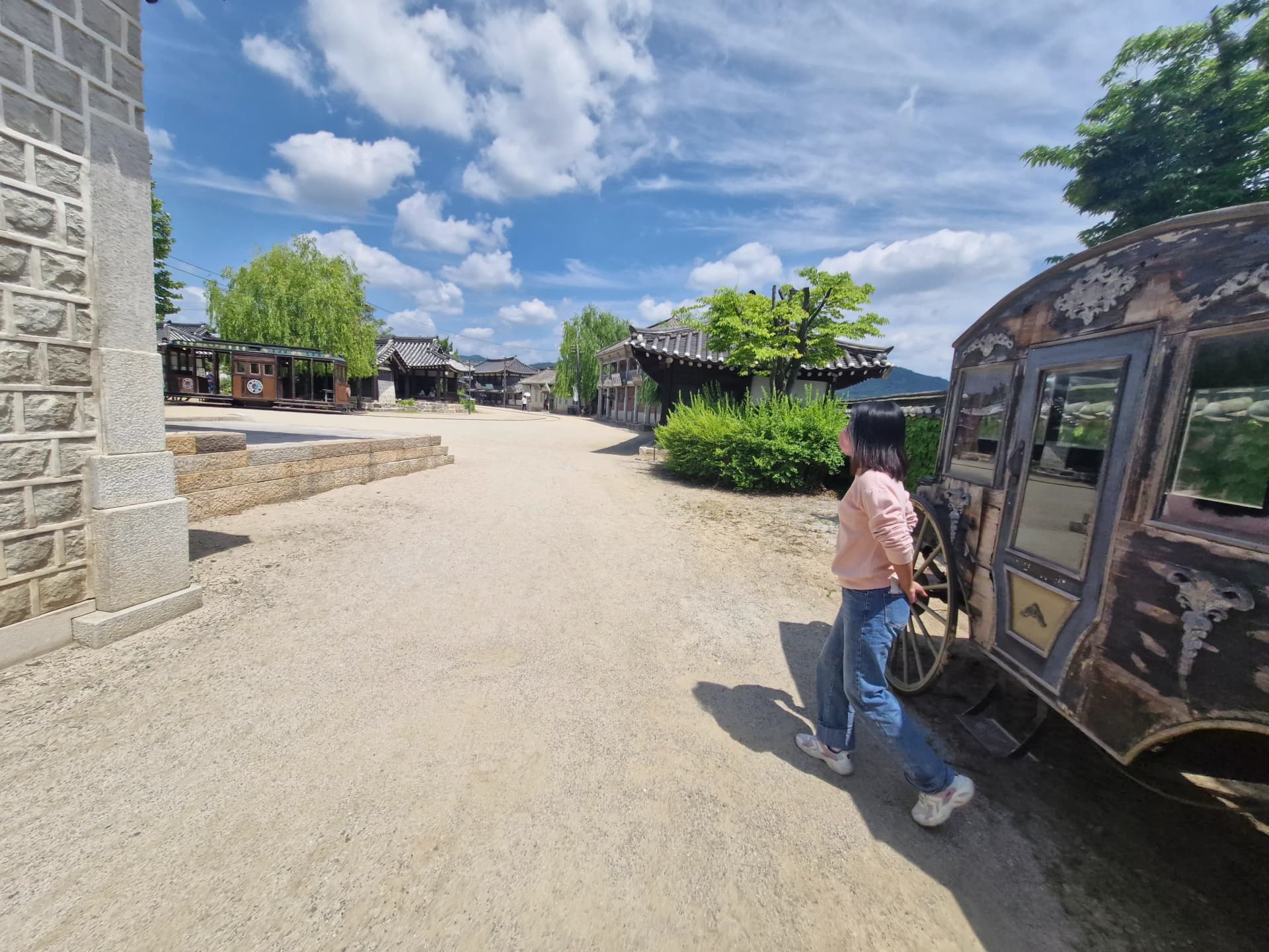 Kereta kuda era 1900-an dengan cat mengelupas dan kayu yang menua | 하이제이에스비