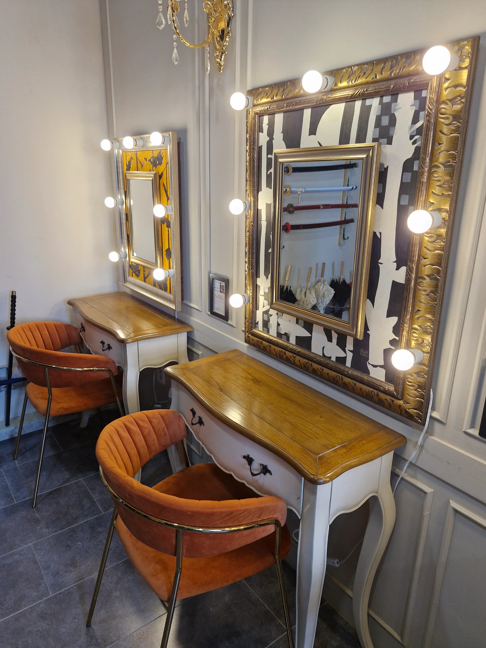 Ruang ganti sewa kostum dengan cermin emas dan lampu bohlam | 하이제이에스비