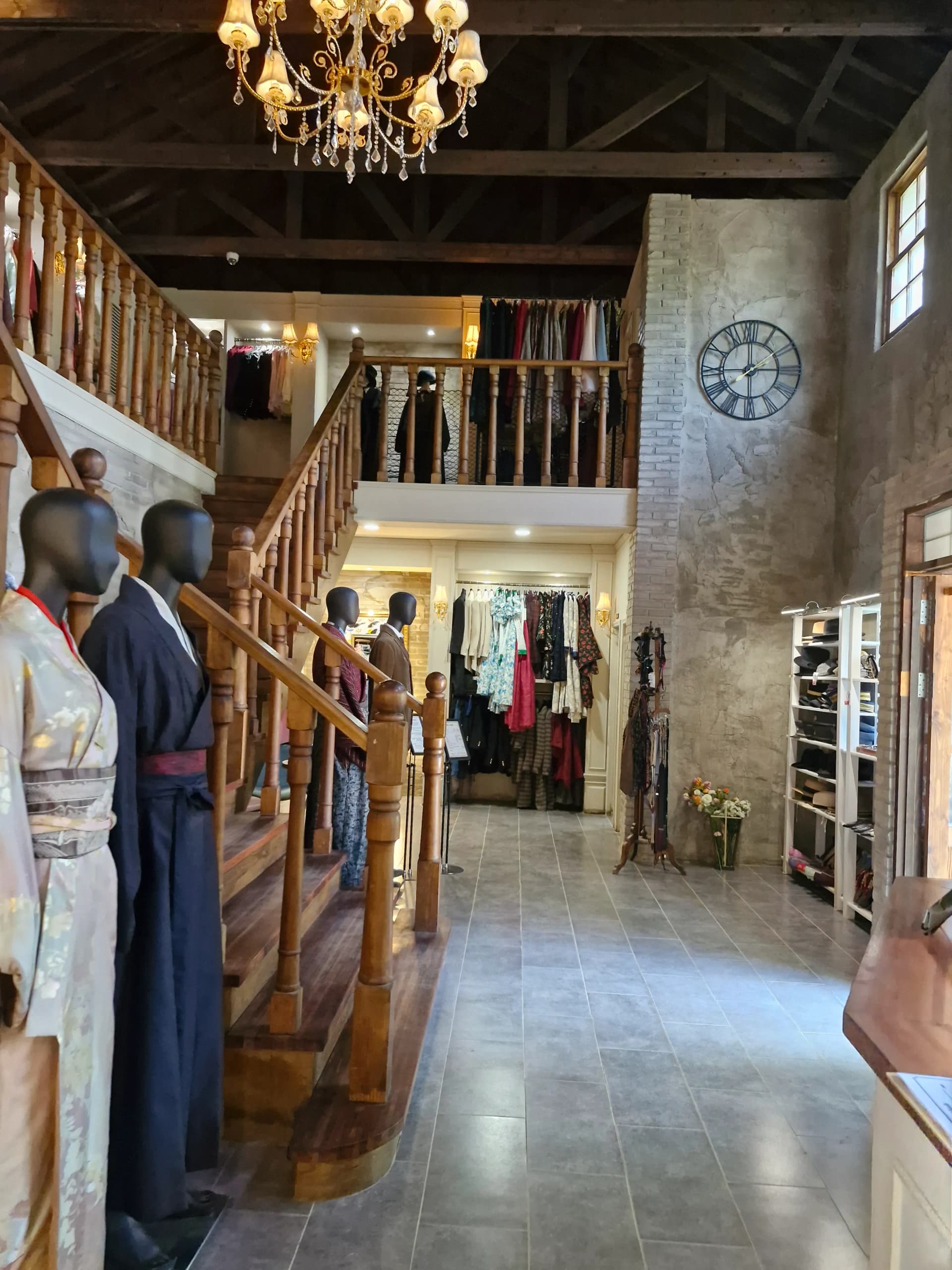 Aula sewa kostum dua lantai dengan chandelier, kimono, hanbok, dan gaun era Pencerahan | 하이제이에스비