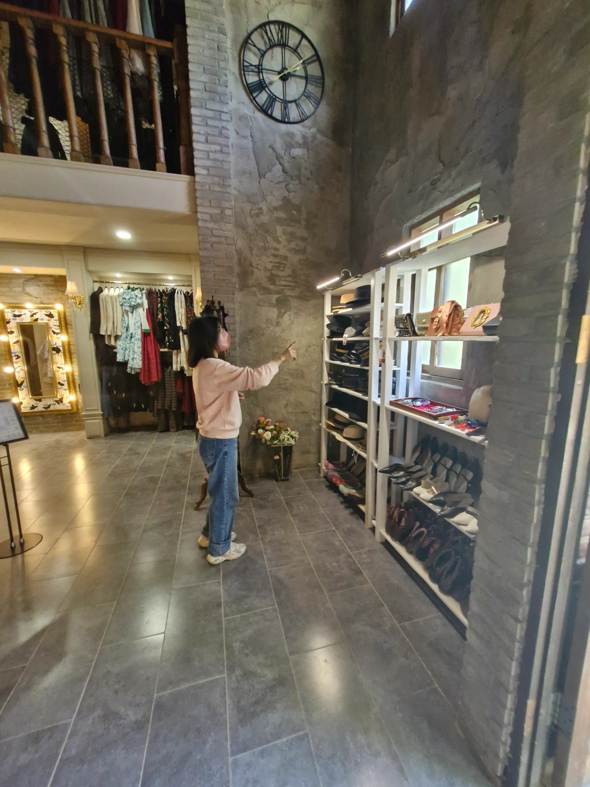 Pengunjung memilih topi, tas, dan sepatu di rak aksesori | 하이제이에스비