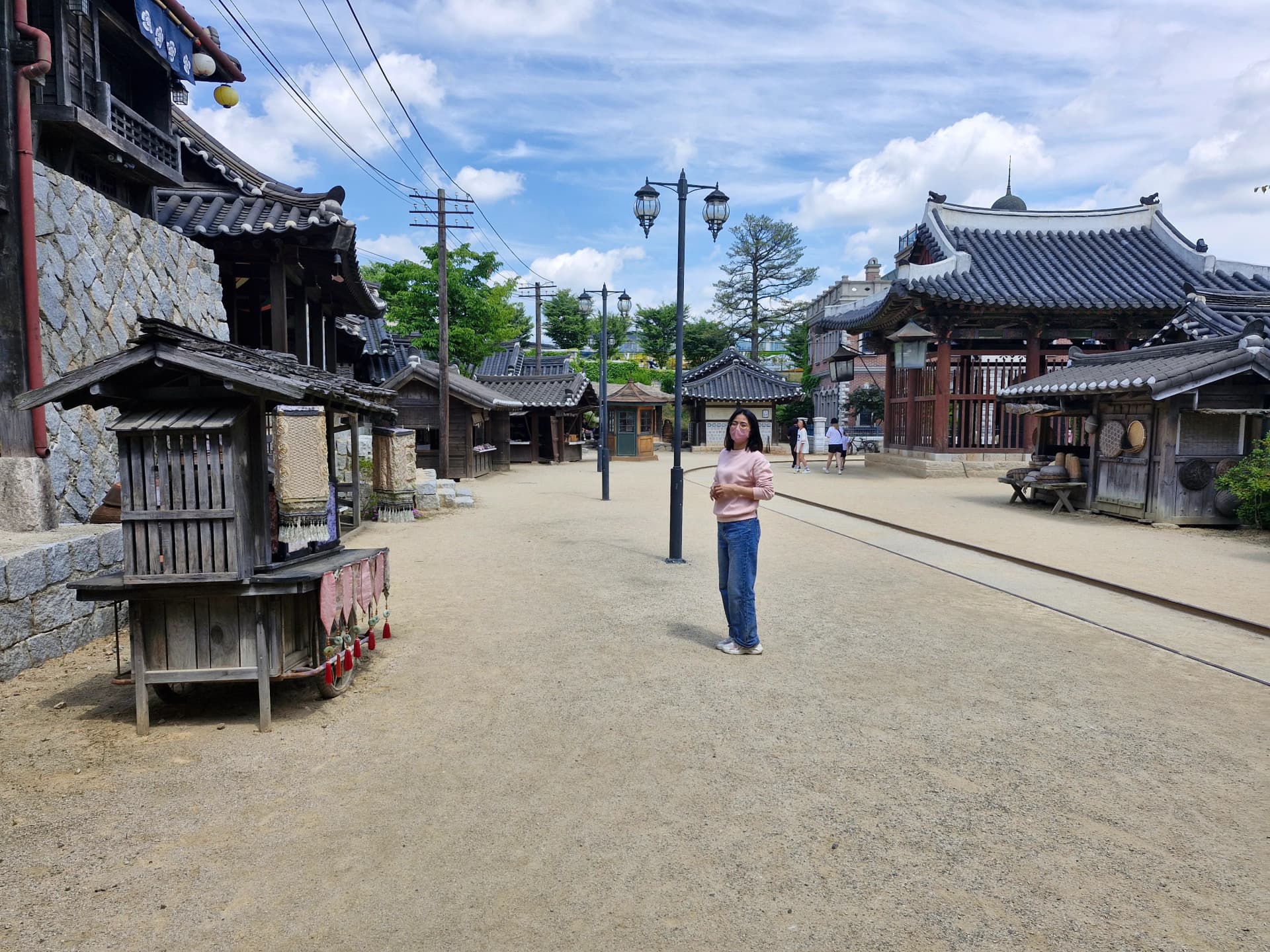 Pemandangan dari rel trem: warung Jepang, atap hanok Korea, dan lampu jalan antik | 하이제이에스비