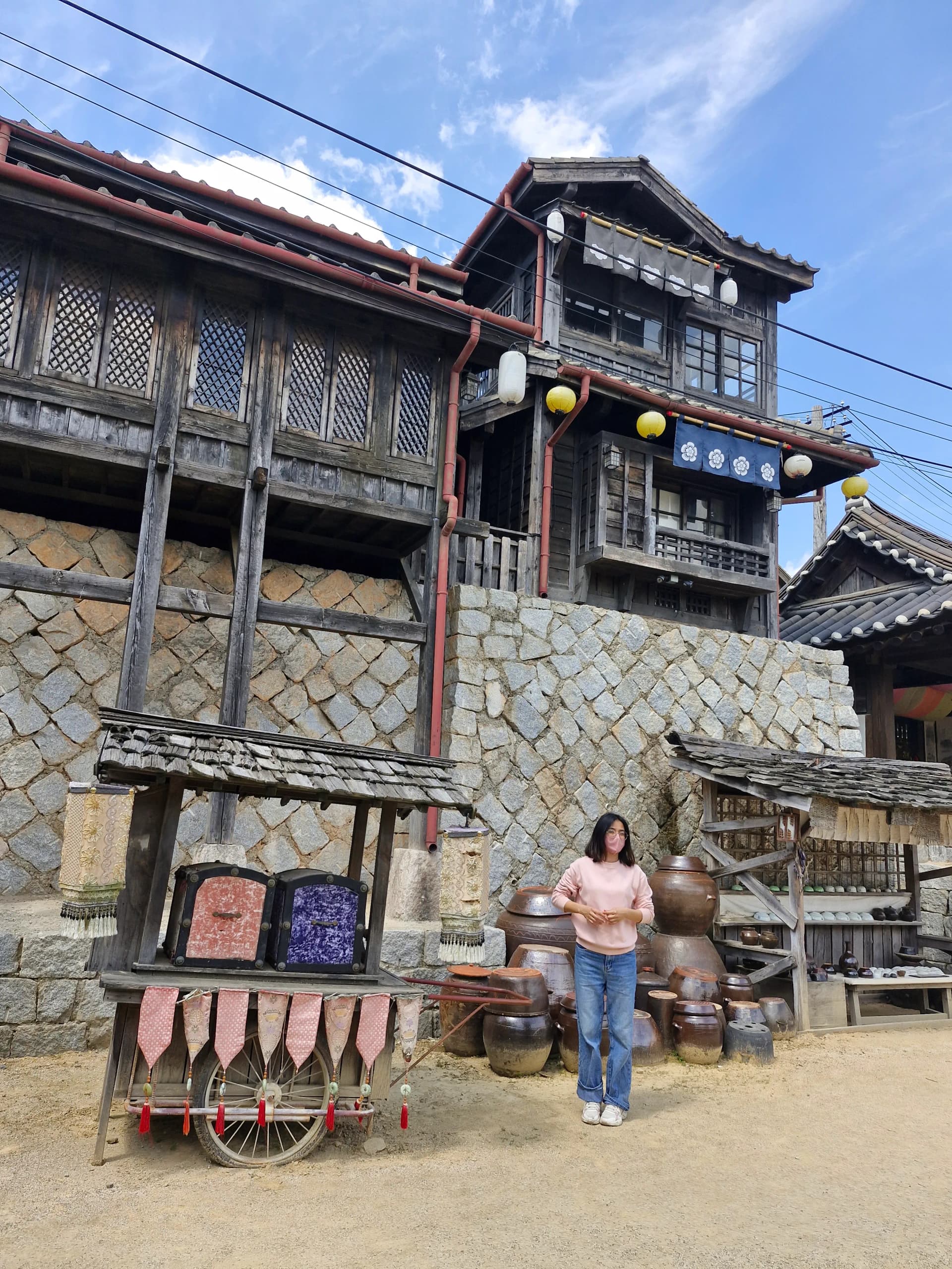 Bangunan kayu Jepang tiga lantai di samping tumpukan guci tradisional Korea (onggi) | 하이제이에스비