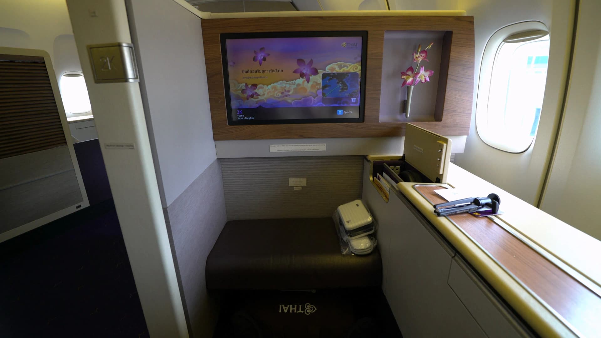 타이항공 보잉 747-400 로열 퍼스트 클래스 캐빈 내부, 2012년 리트로핏 9석 스위트 배치