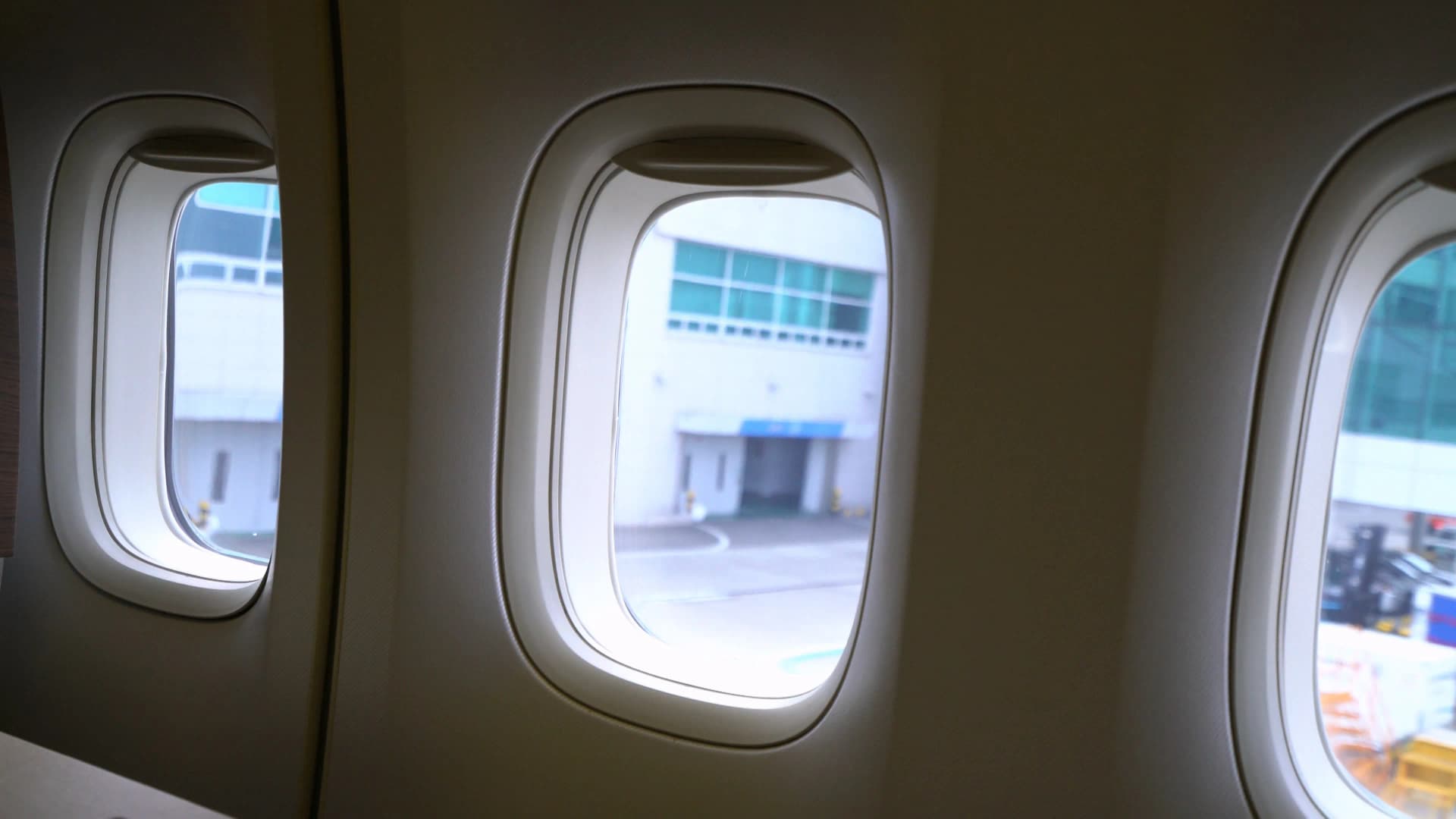 타이항공 퍼스트클래스 좌석 2K 창가에서 본 인천공항 계류장 파노라마, 창문 4~5개 독점