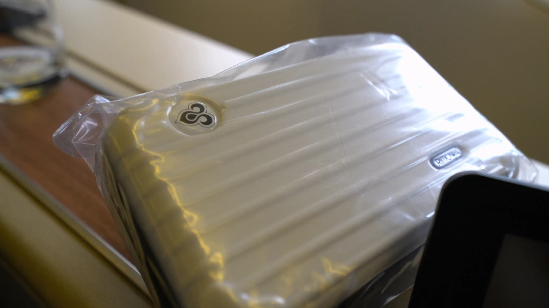 타이항공 로열 퍼스트 클래스 리모와 어메니티 키트, 캐리어 모양 미니 파우치 비닐 포장