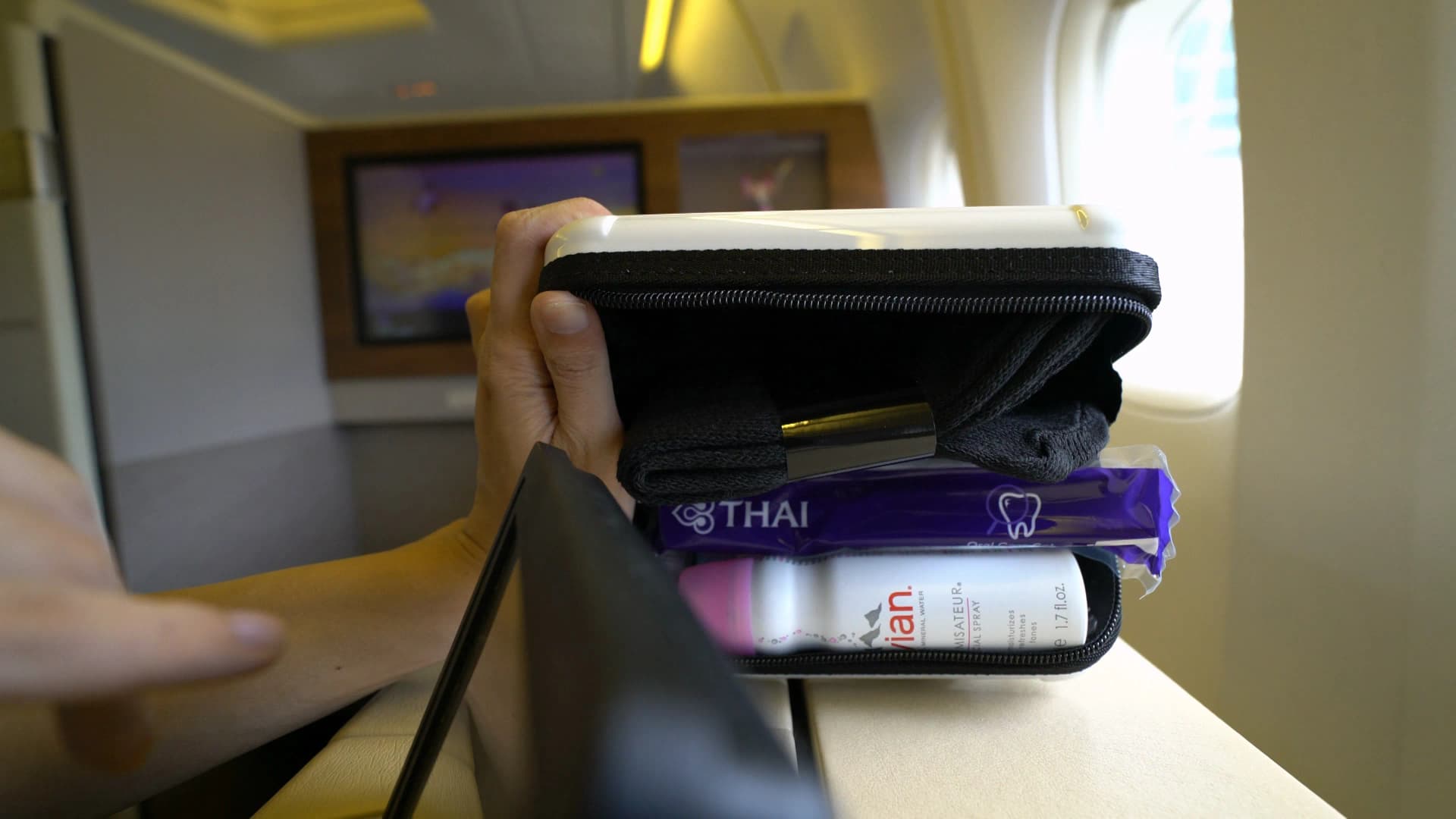 타이항공 퍼스트클래스 리모와 어메니티 키트 내용물, 에비앙 미스트 칫솔 치약 양말 볼펜