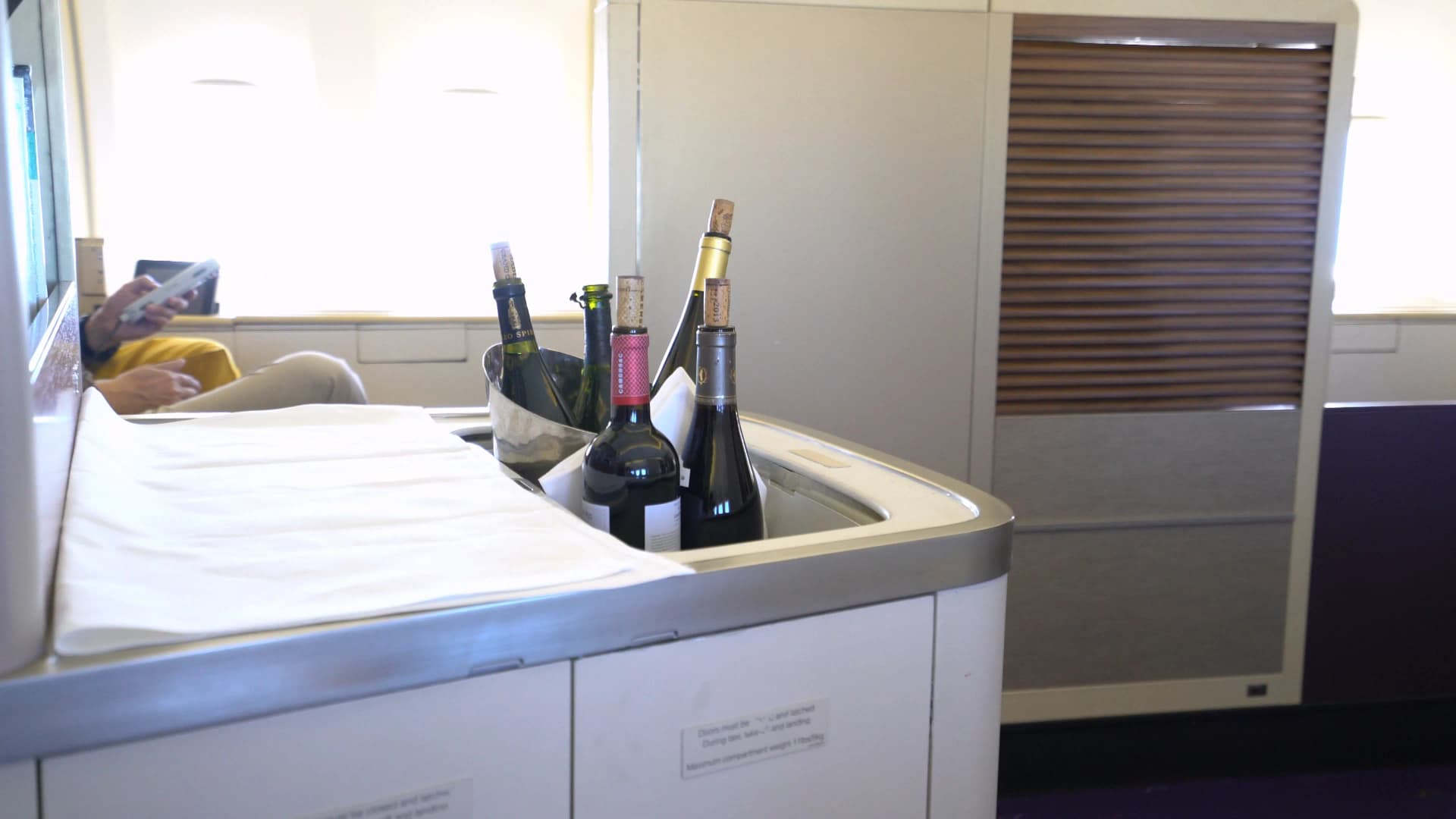 타이항공 퍼스트클래스 와인 카트 서비스, 아이스 버킷에 돔 페리뇽 샴페인과 레드 화이트 와인