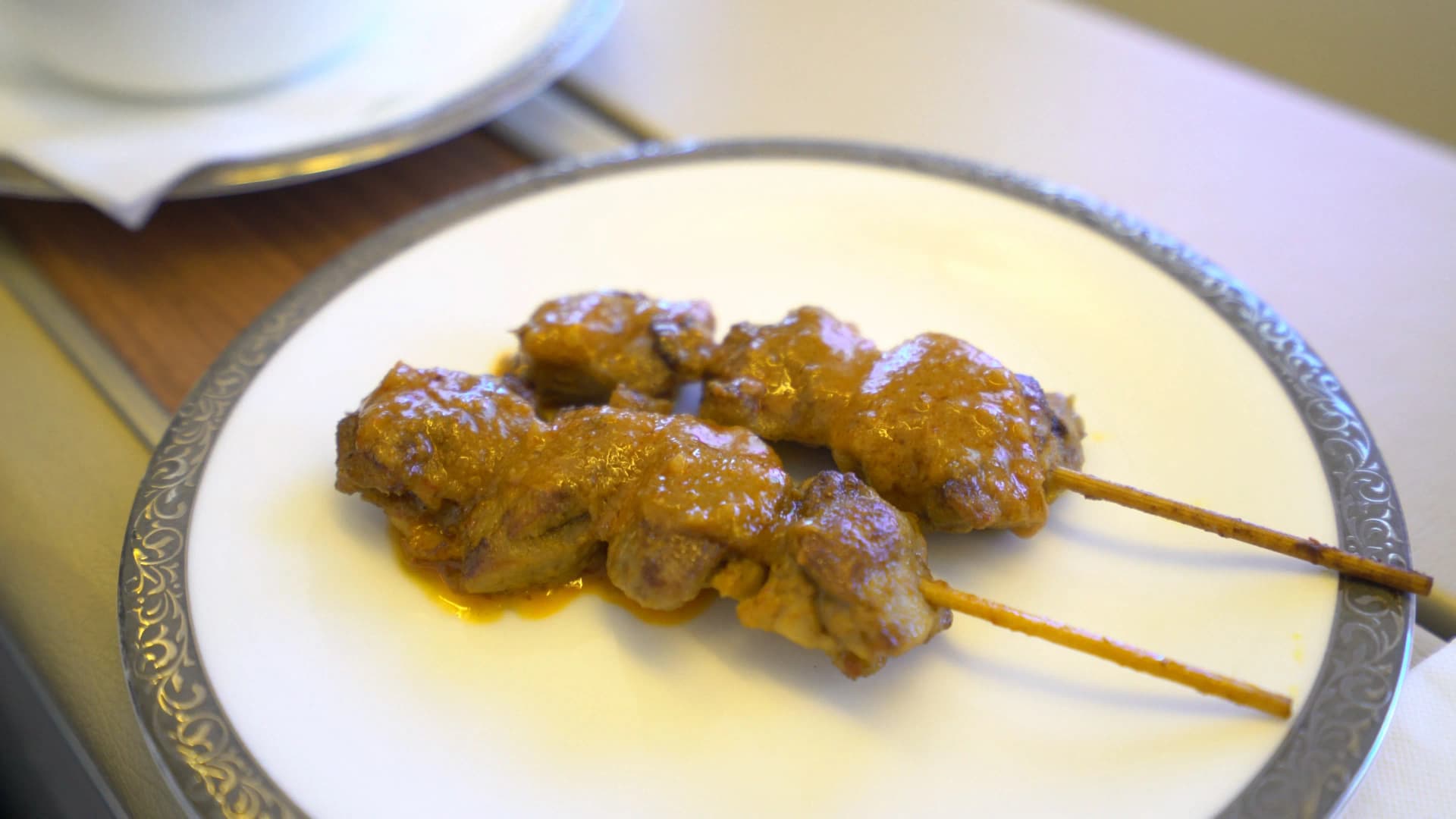 타이항공 퍼스트클래스 기내식 첫 코스 치킨 사테, 금테 접시 위 개별 서빙