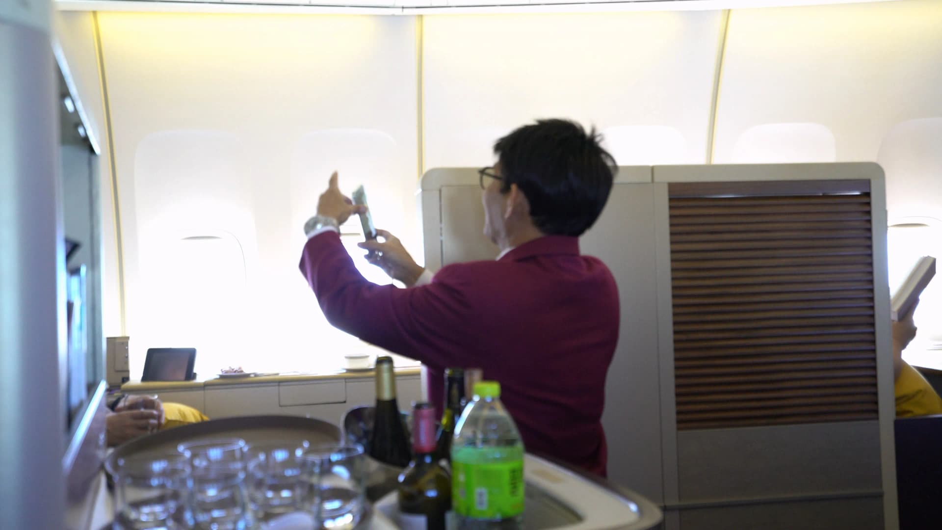 타이항공 퍼스트클래스 승무원이 승객 사진을 직접 찍어주는 모습