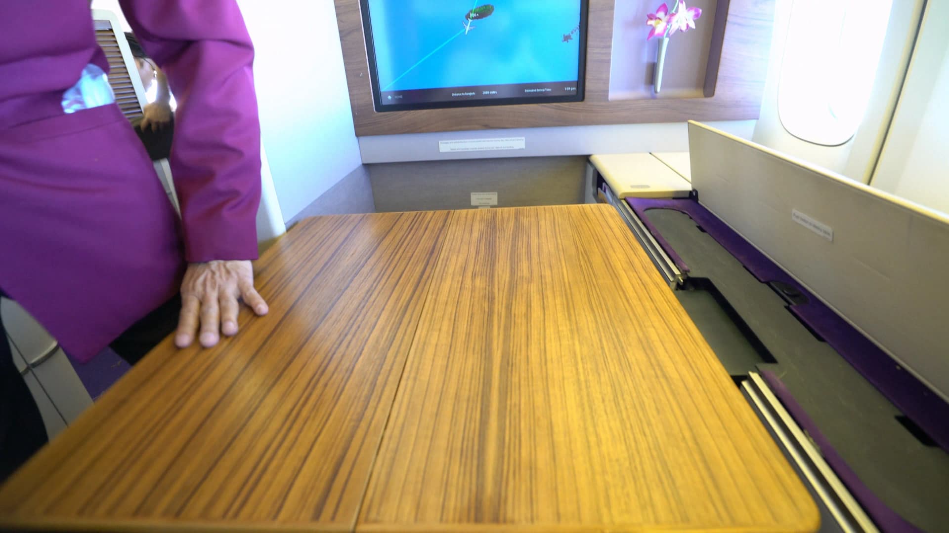 타이항공 퍼스트클래스 접이식 우드 테이블이 완전히 펼쳐진 상태