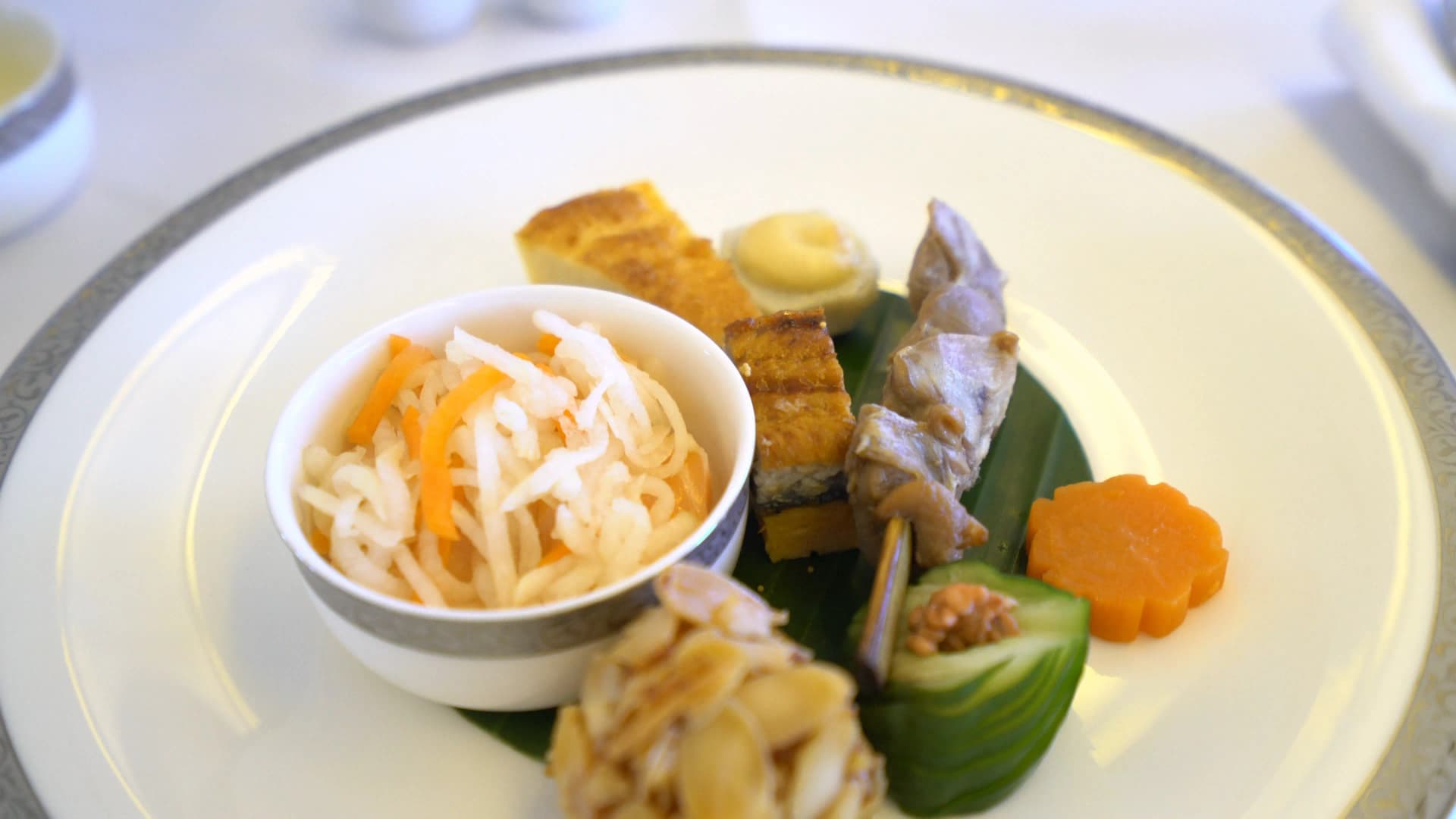 타이항공 퍼스트클래스 퍼스트 코스 전채 7종 플레이팅, 바나나 잎 위 꼬치 치킨 연근 장어말이 새우 케이크