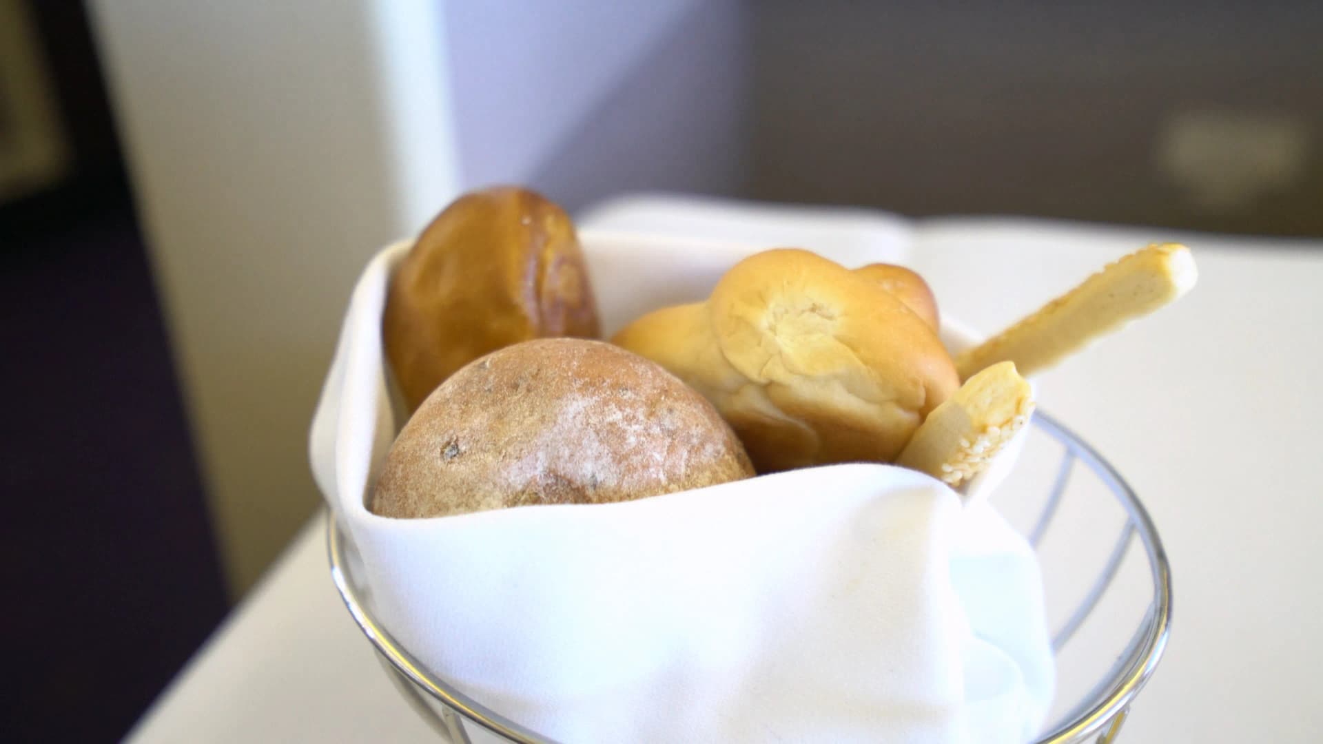 타이항공 퍼스트클래스 빵 바스켓, 통밀 롤 브리오슈 그리시니