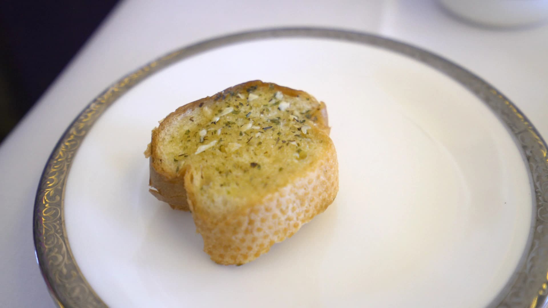 타이항공 퍼스트클래스 마늘빵, 버터와 허브가 스며든 바삭한 상태