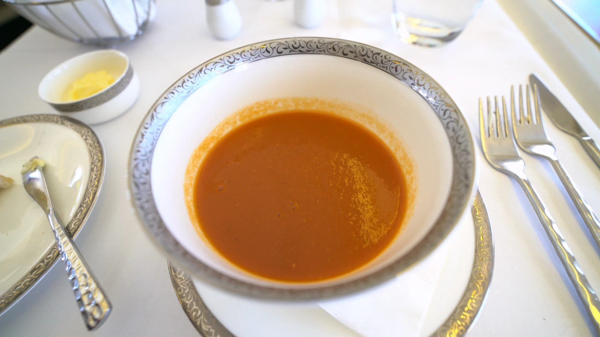 타이항공 퍼스트클래스 바질 토마토 수프, 진한 농도의 붉은 수프