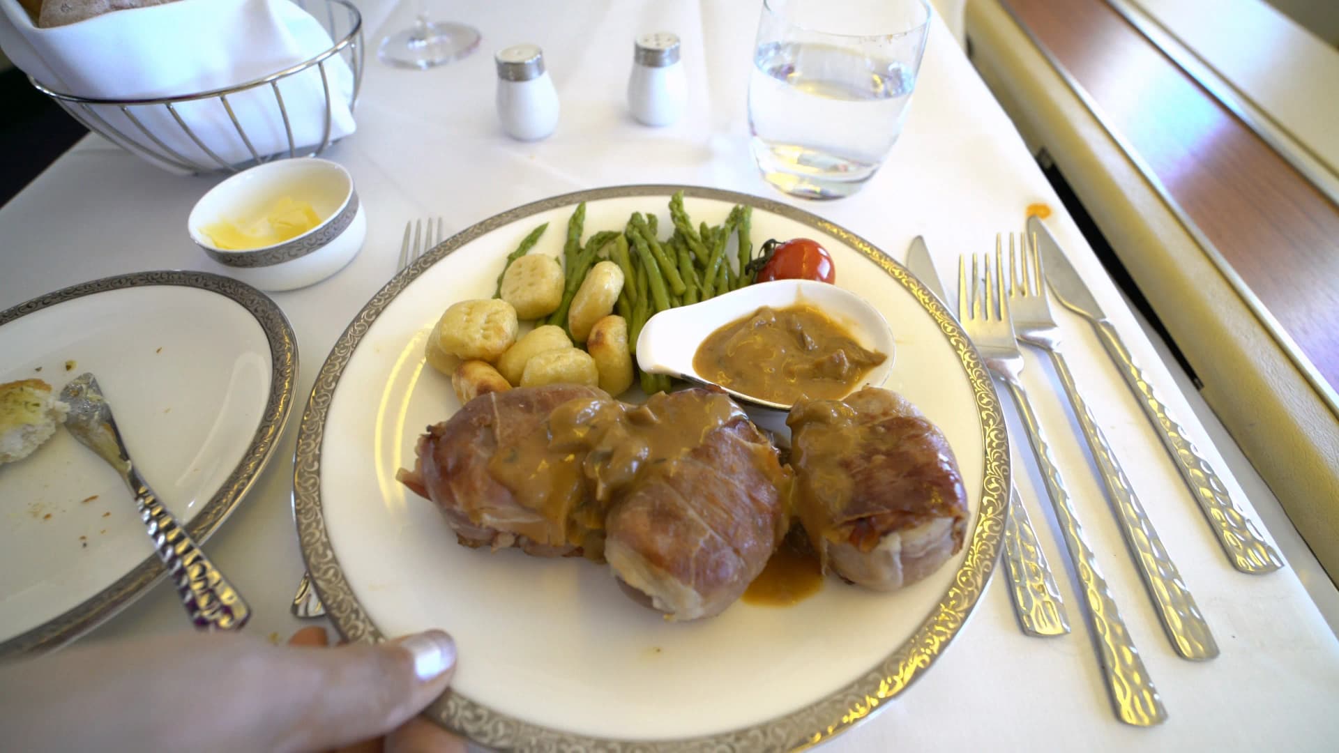 타이항공 퍼스트클래스 메인 코스 그릴드 포크 메달리온 스펙 햄, 뇨끼 아스파라거스 체리 토마토 금테 접시