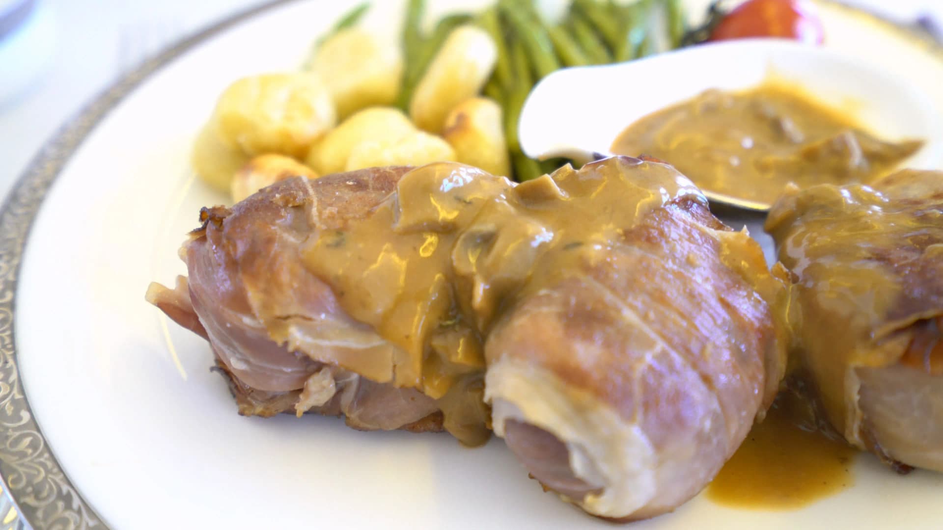 타이항공 퍼스트클래스 포크 메달리온 단면 클로즈업, 스펙 햄이 감싼 촉촉한 안심 육즙