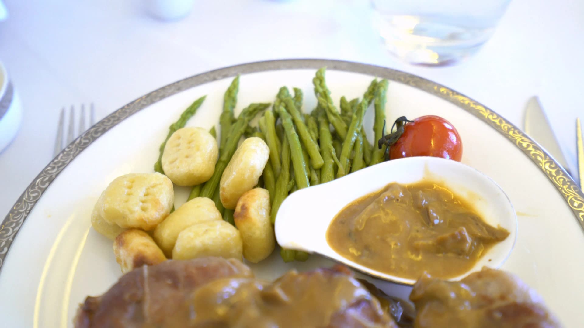 타이항공 퍼스트클래스 메인 코스 가니시, 바삭한 감자 뇨끼와 소테 아스파라거스 체리 토마토