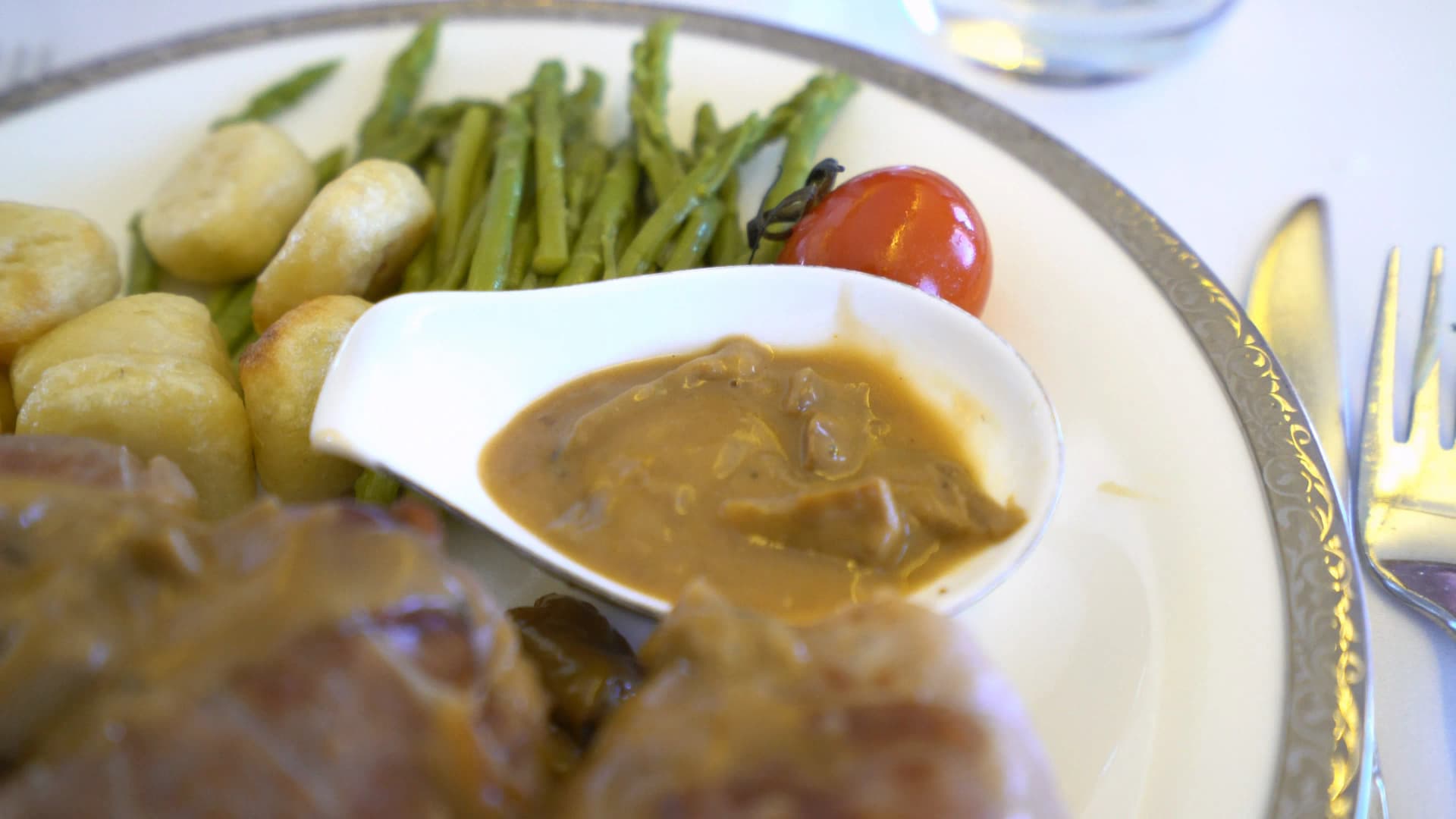 타이항공 퍼스트클래스 포메리 볼레투스 소스 클로즈업, 포르치니 버섯과 머스터드 베이스