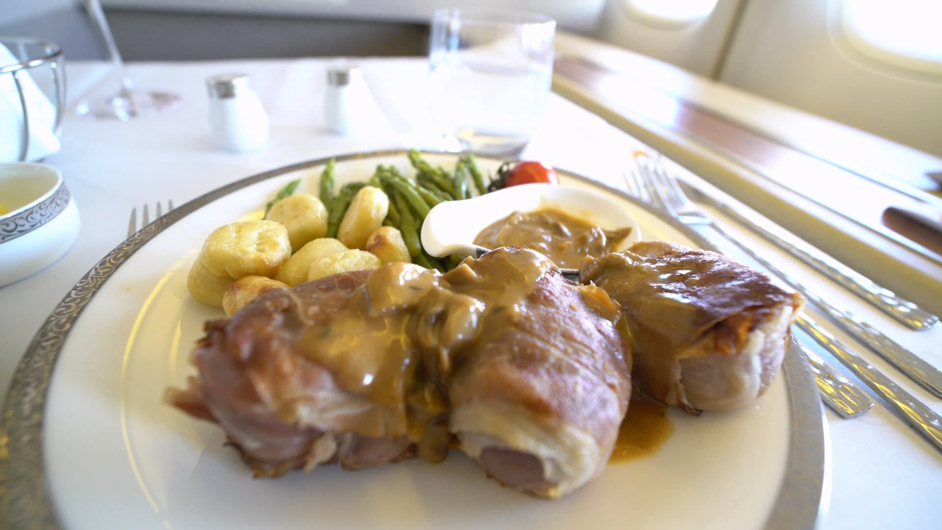 타이항공 퍼스트클래스 메인 코스 전체 모습 창가 자연광, 금테 접시 위 색감 배치