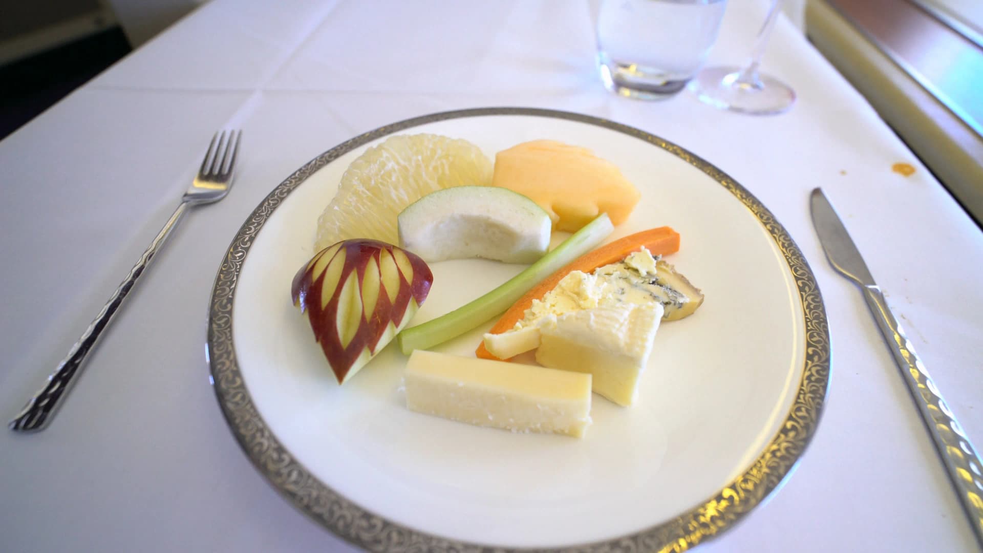 타이항공 퍼스트클래스 프루트 치즈 플래터, 포멜로 코끼리 조각 멜론 사과 배 블루치즈 브리 체다