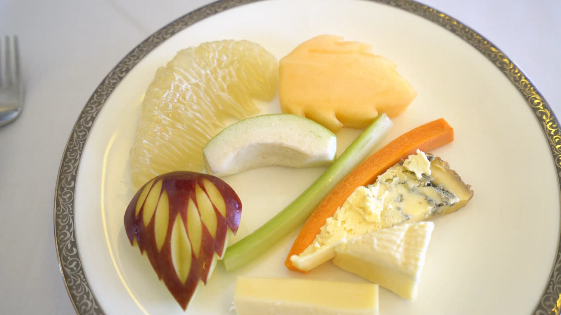 타이항공 퍼스트클래스 치즈 플래터 클로즈업, 블루치즈 브리 체다 셀러리 당근 스틱