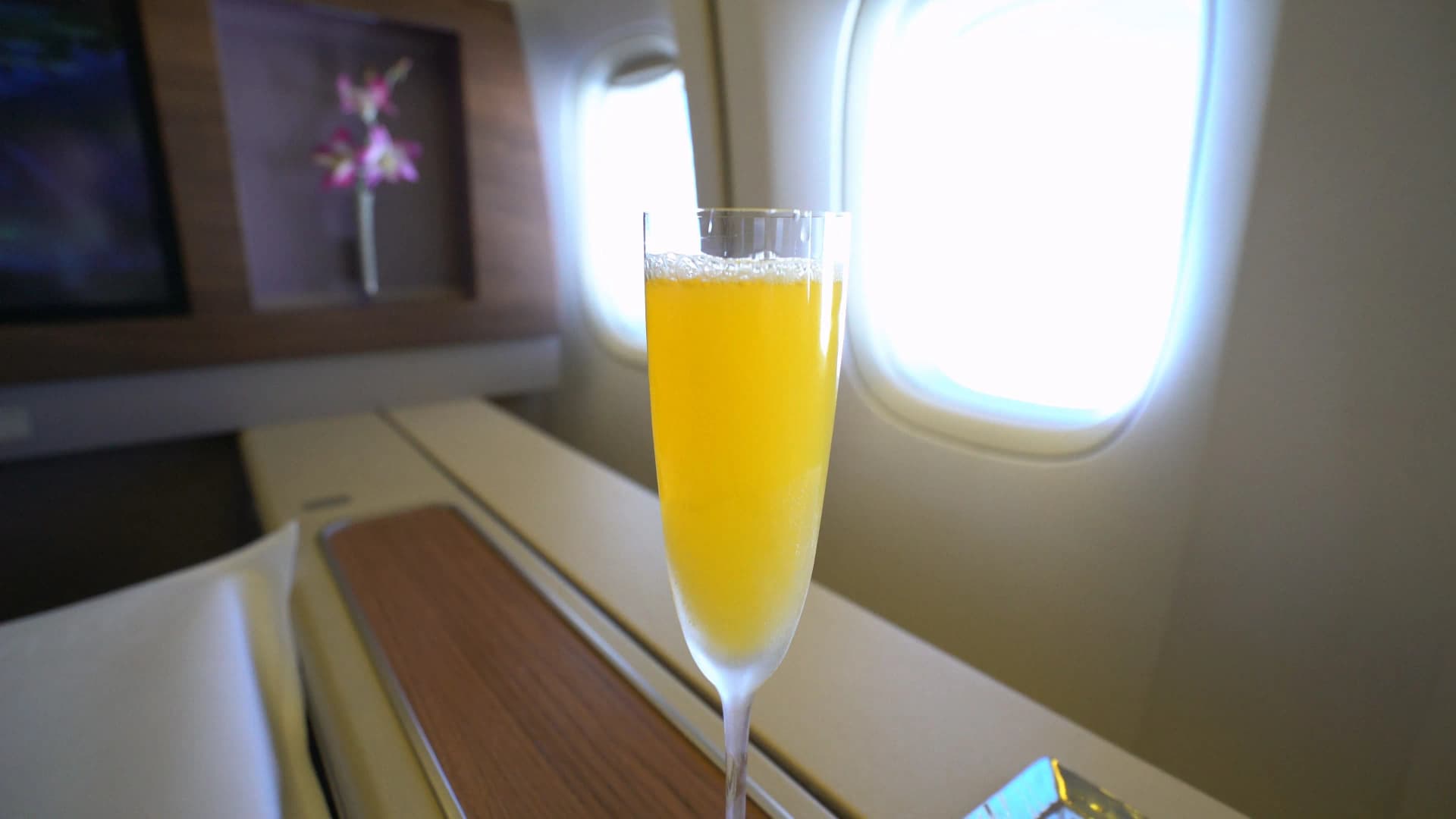 타이항공 퍼스트클래스 스페셜 드링크 오렌지주스, 샴페인 플루트 잔 우드 콘솔 위 세팅