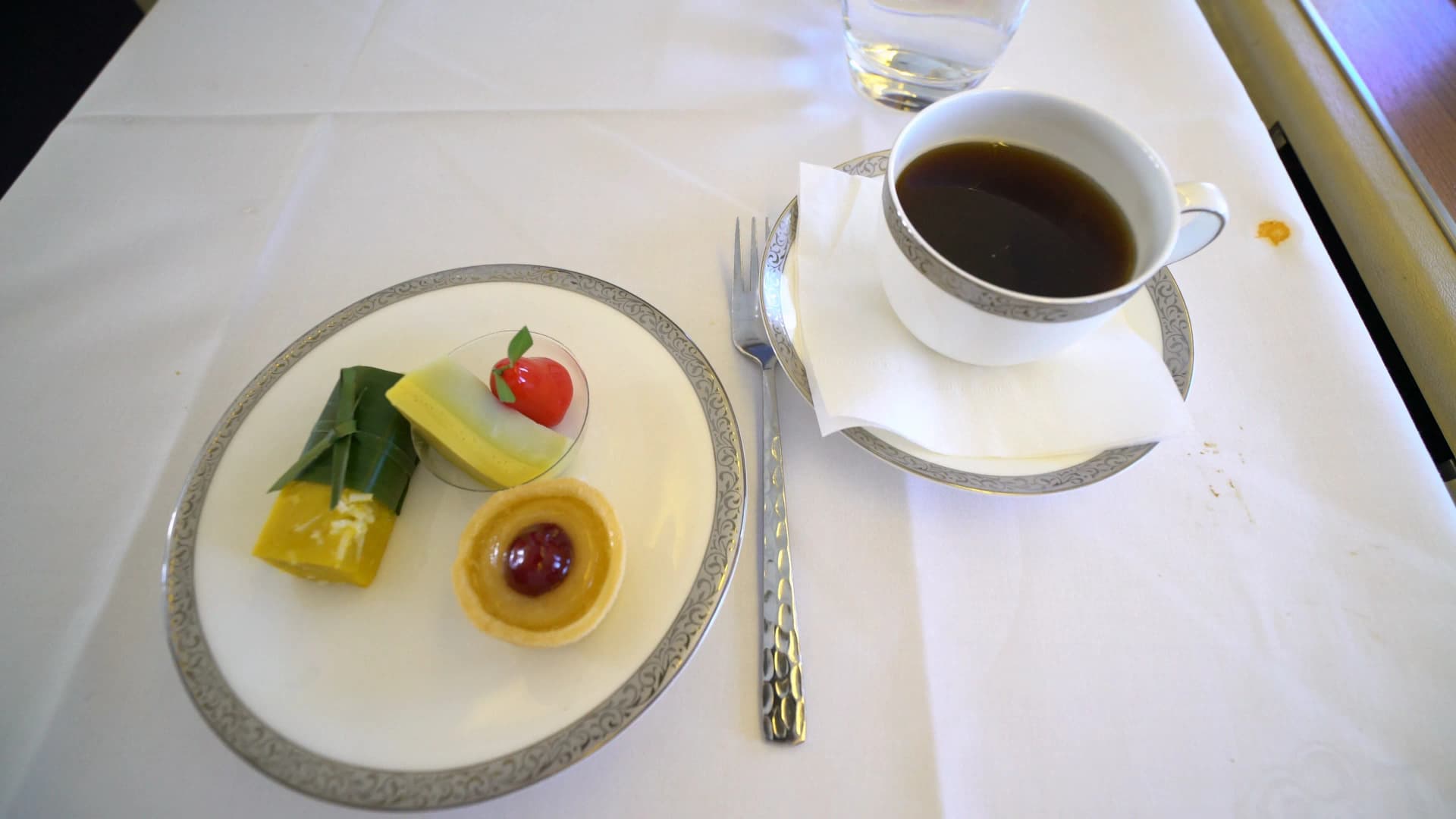 타이항공 퍼스트클래스 마지막 디저트 코스 금테 접시 위 태국 전통 과자 3종과 커피