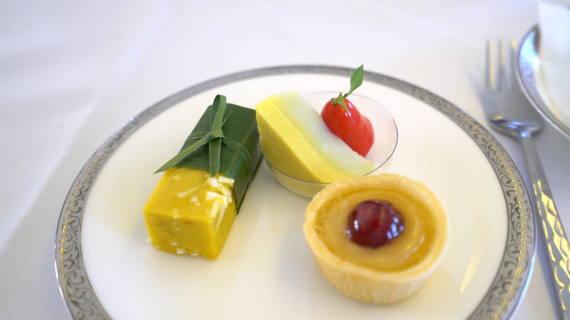 타이항공 퍼스트클래스 카놈 사이 바나나 잎 포장, 코코넛 밀크 판단 잎 향 태국 전통 찐 디저트