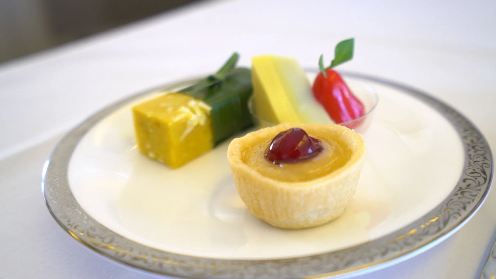 타이항공 퍼스트클래스 코코넛 푸딩과 커스터드 체리 미니 타르트, 투명 컵과 타르트 쉘