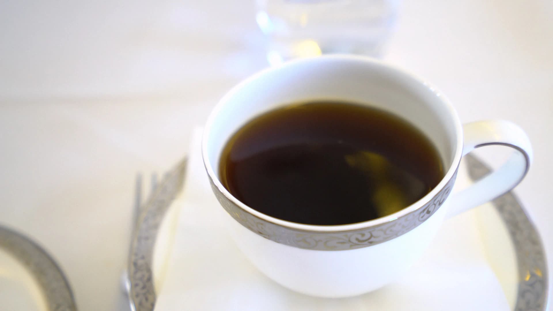 타이항공 퍼스트클래스 식후 블랙커피, 금테 소서 위 도자기 잔