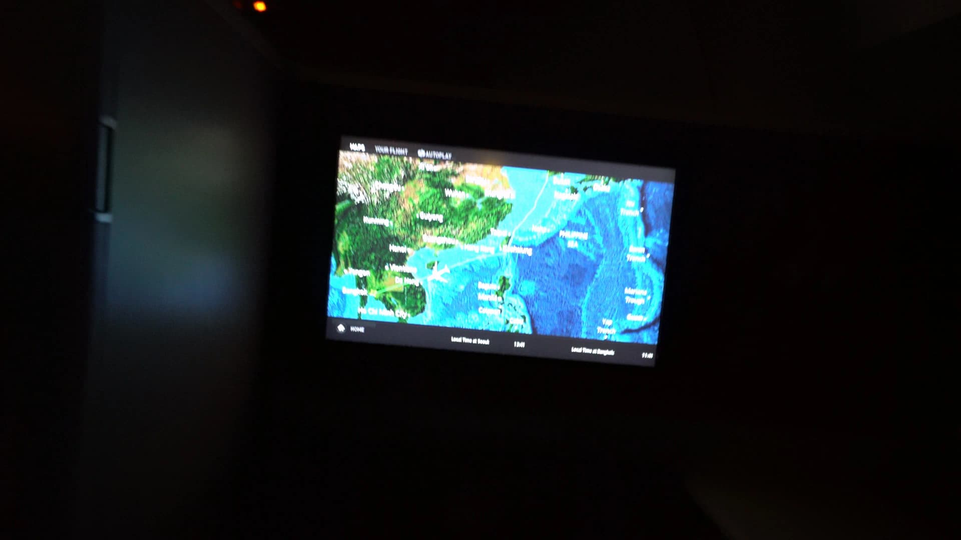 타이항공 퍼스트클래스 기내 조명 소등 상태, 23인치 에어쇼 화면만 빛나는 캐빈