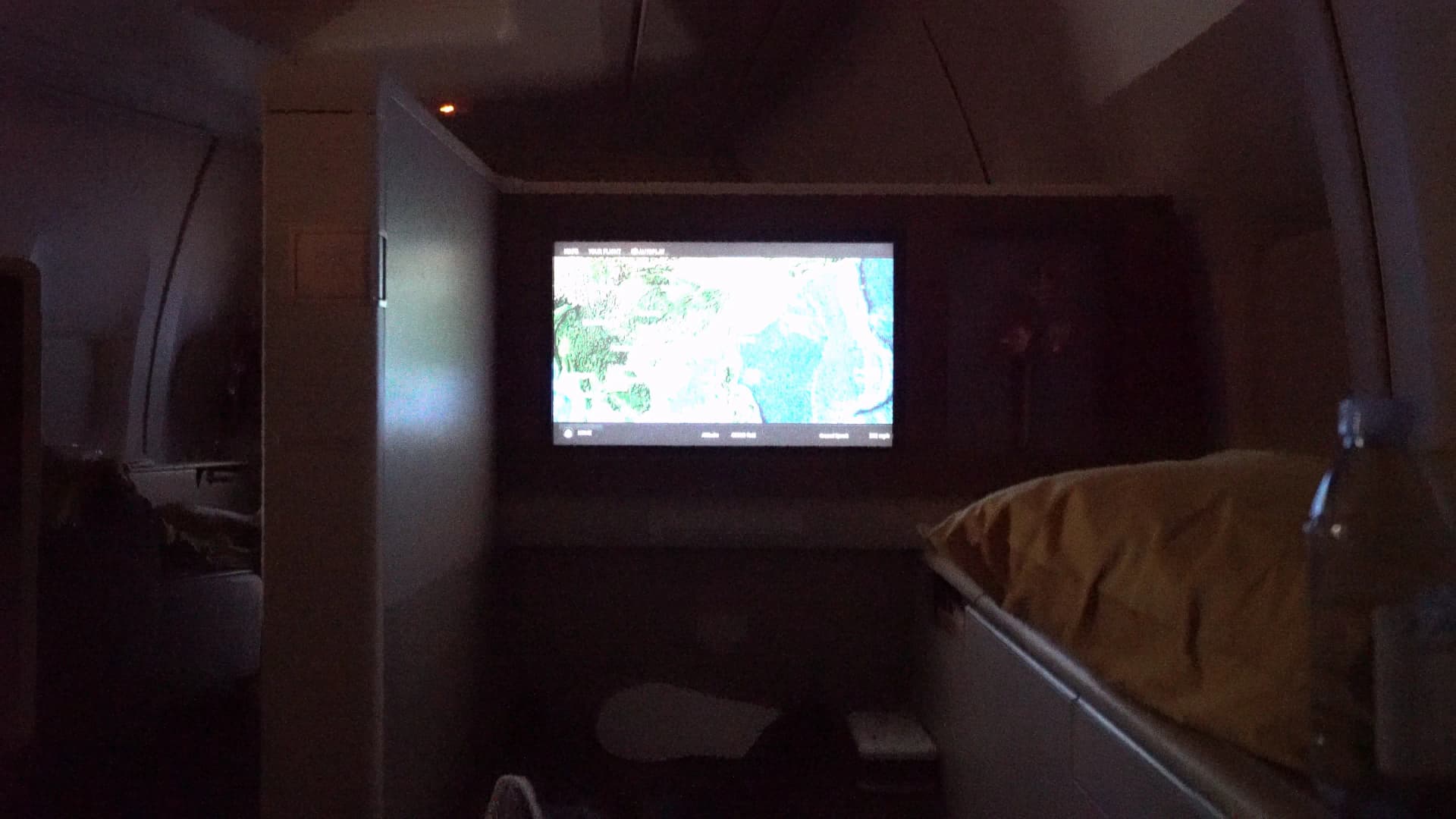 타이항공 퍼스트클래스 에어쇼 화면 베트남 상공 통과, 파티션 스위트 안에서 누운 시점