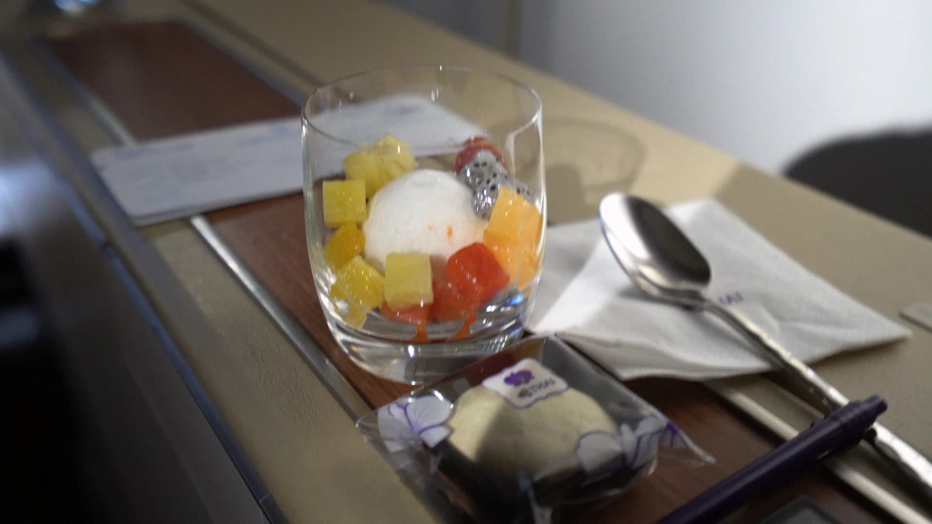 타이항공 퍼스트클래스 에어쇼 화면 다낭 부근 상공, 방콕까지 잔여 거리 1120km 도착 예정 13시 10분