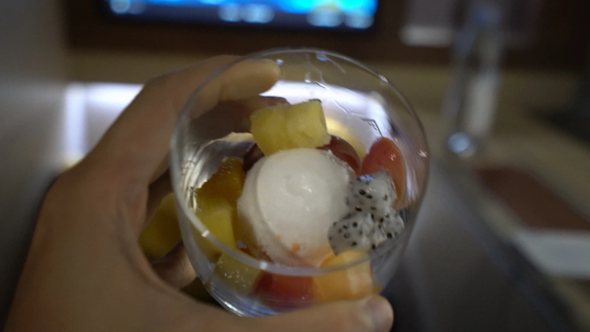 타이항공 퍼스트클래스 코코넛 셔벗과 열대 과일 아이스크림, 유리잔에 파인애플 드래곤프루트 망고 자몽