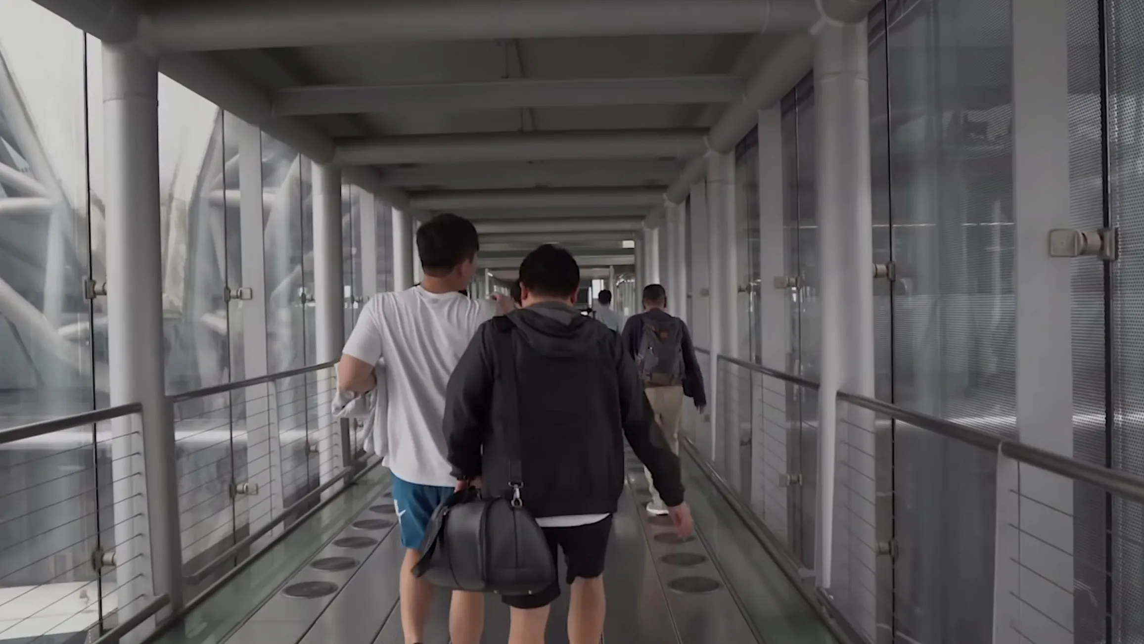 방콕 수완나품 국제공항 도착, 탑승교를 걸어 나오는 순간