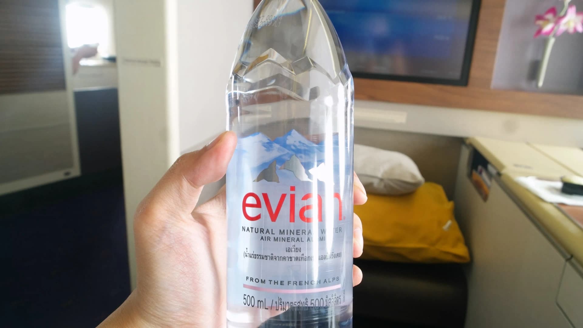 타이항공 퍼스트클래스 기내 비치 에비앙 500ml, 태국어 라벨 현지 유통 버전 풀플랫 시트 배경