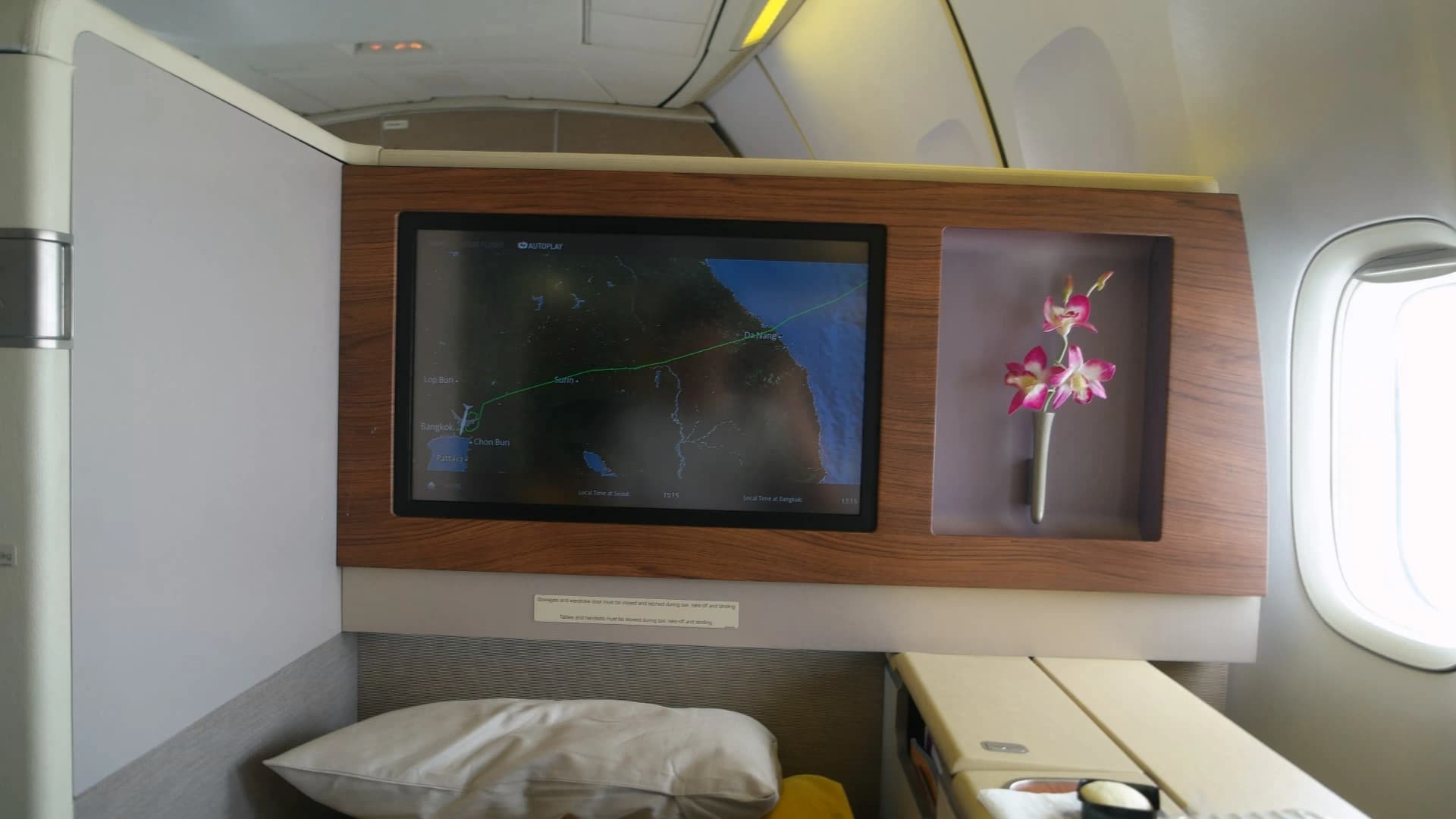 타이항공 퍼스트클래스 에어쇼 화면 방콕 도착 직전, 모니터 옆 생화 난초가 싱싱한 상태