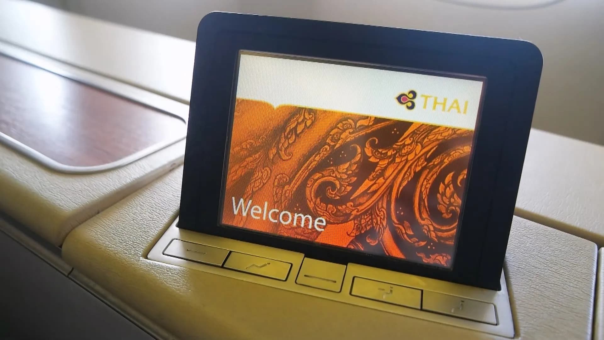 타이항공 747-400 퍼스트클래스 암레스트 터치스크린 컨트롤러, THAI 로고와 태국 전통 문양