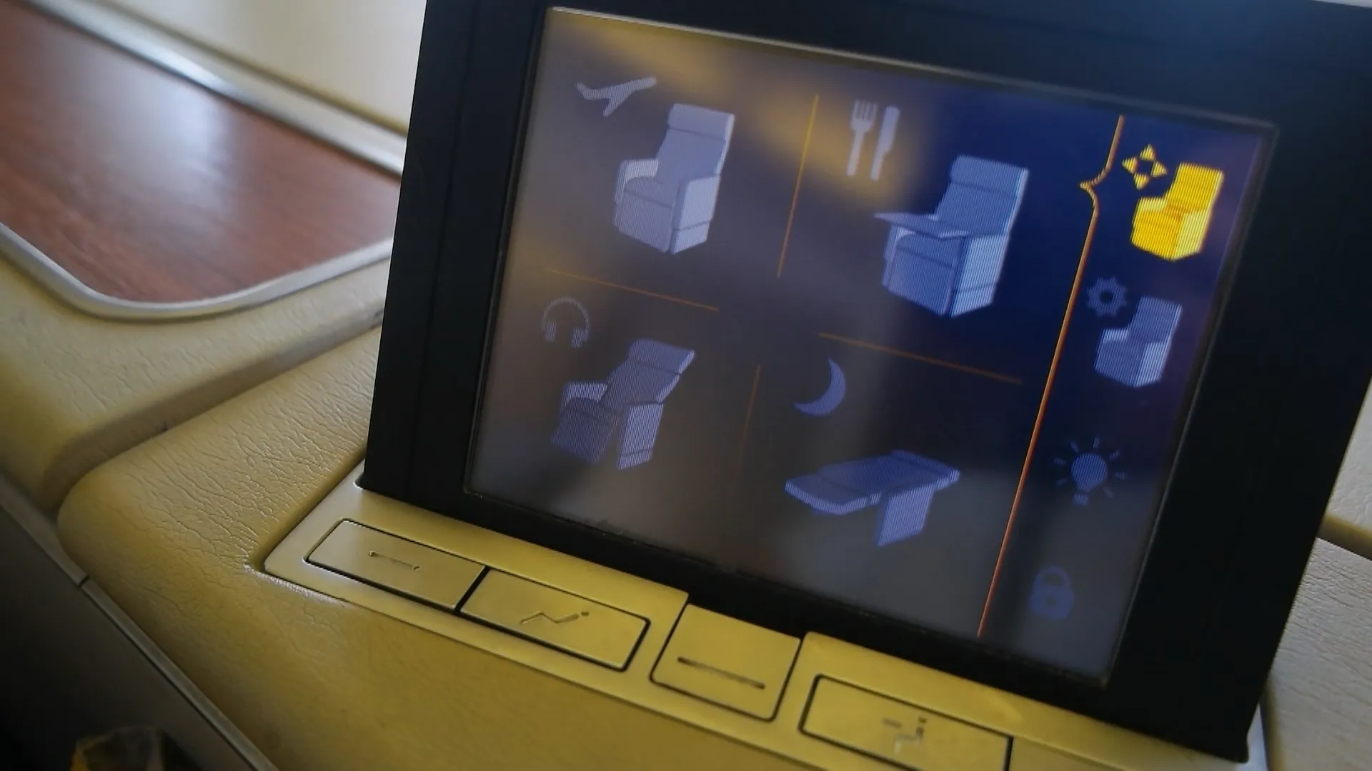 타이항공 퍼스트클래스 좌석 포지션 선택 화면, 이륙 모드 식사 모드 수면 모드 아이콘 프리셋