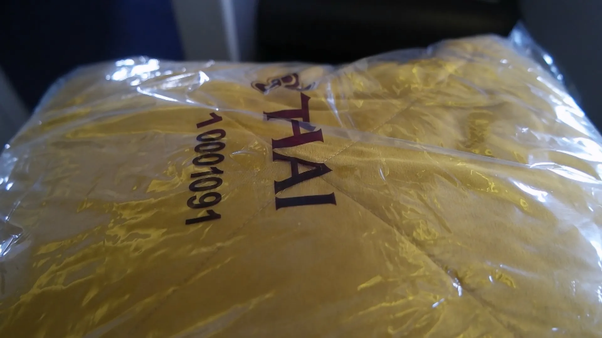 타이항공 퍼스트클래스 금색 담요 비닐 포장 상태, THAI 로고와 관리 번호 인쇄