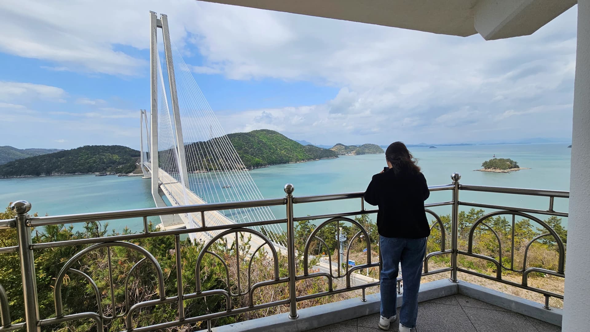 إطلالة بانورامية على جسر جوبالدي المعلق وخليج يوجامان من سياج نقطة المشاهدة المرتفعة
