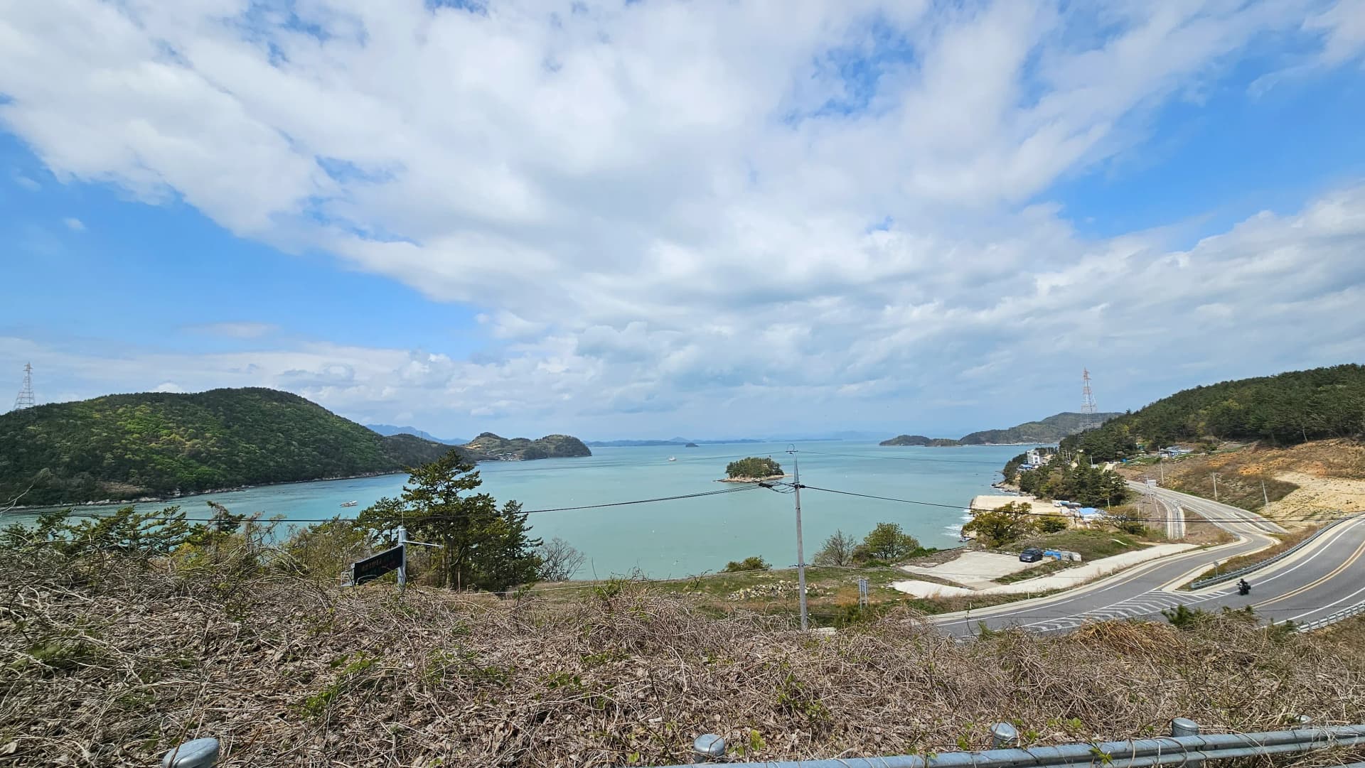 منظر بانورامي بزاوية 180 درجة لخليج يوجامان والجبال الخضراء وجزر أرخبيل دادوهيه من قمة نقطة المشاهدة