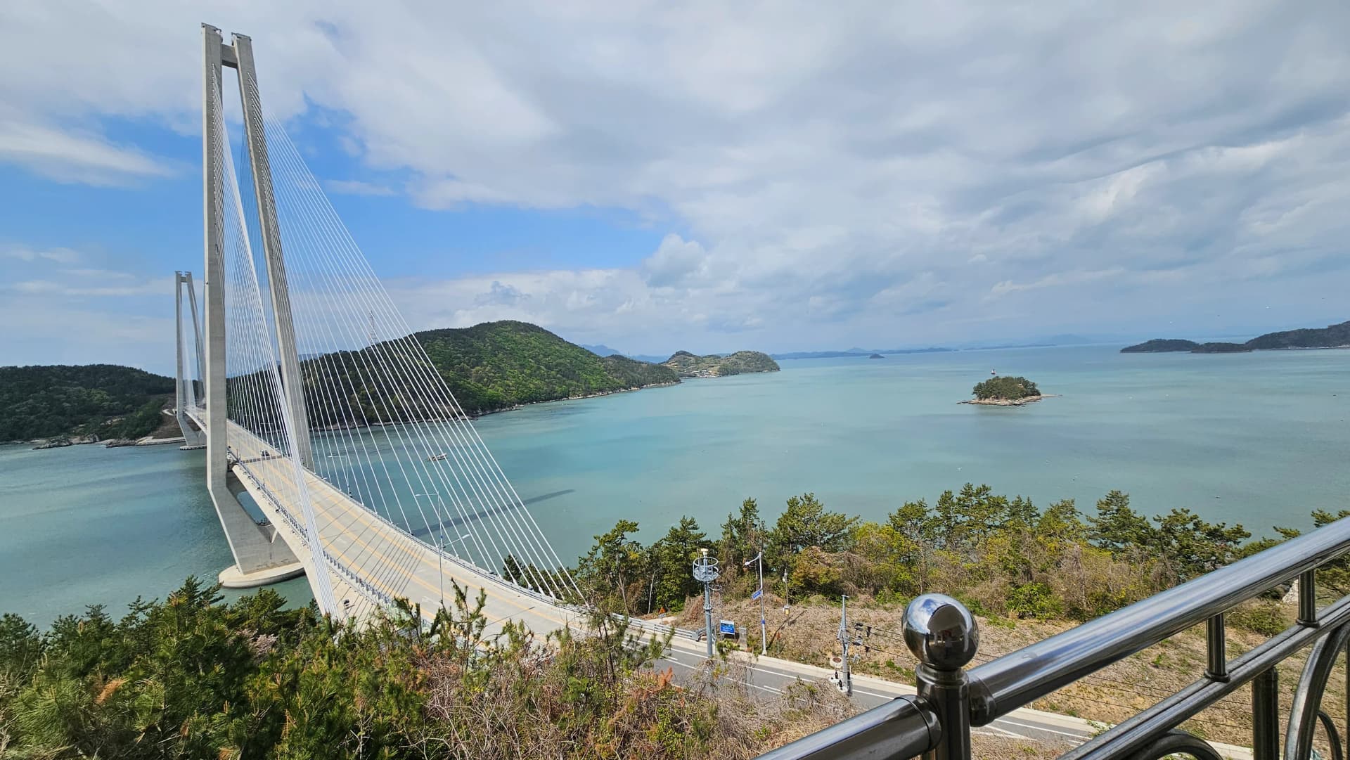 منظر من الجهة اليمنى لنقطة المشاهدة يظهر جسر جوبالدي والطريق الساحلي وجزيرة صغيرة وسط البحر