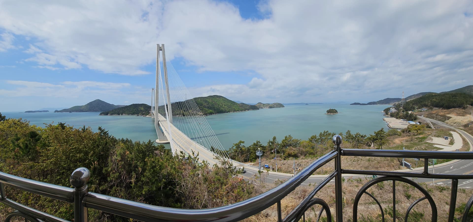 صورة بانورامية كاملة من نقطة مشاهدة يوجامان تضم جسر جوبالدي وخليج يوجامان والطريق الساحلي في إطار واحد