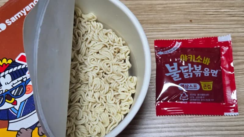 Pêkhateyên hêsan ku ji ramen û 1 sos a şil pêk tê | 하이제이에스비