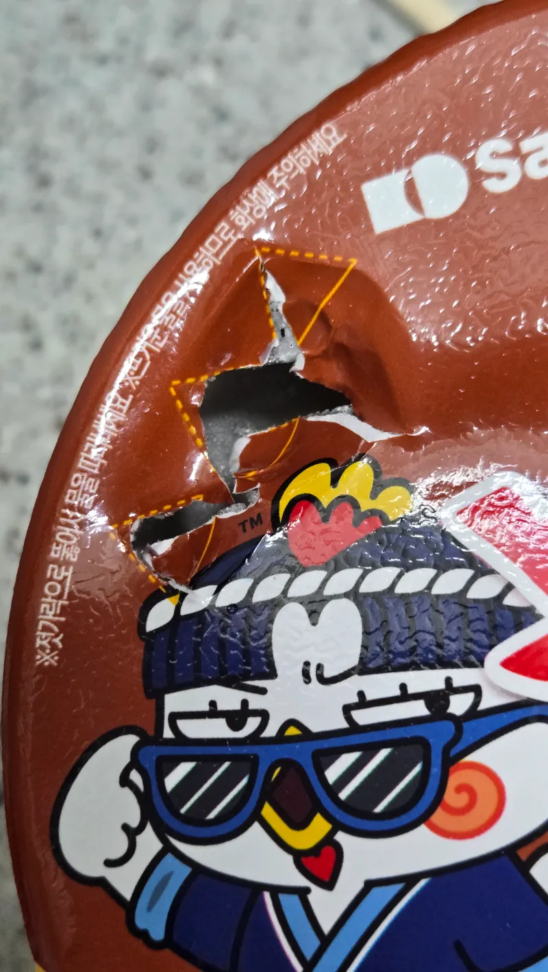 Rûyê ku kunê avêtina avê li ser kapakê bi çûçikê mezin tê kunandin | 하이제이에스비