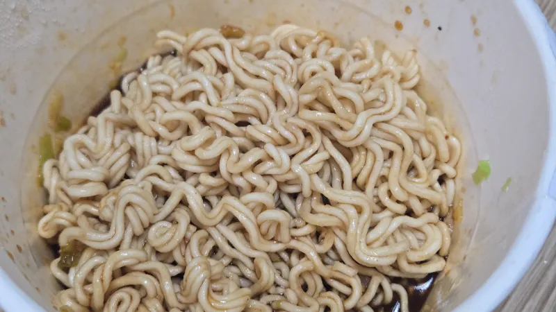 Ramen a qedandî ku sos bi baş hatiye tevlêkirin û rengekî qehweyî heye | 하이제이에스비
