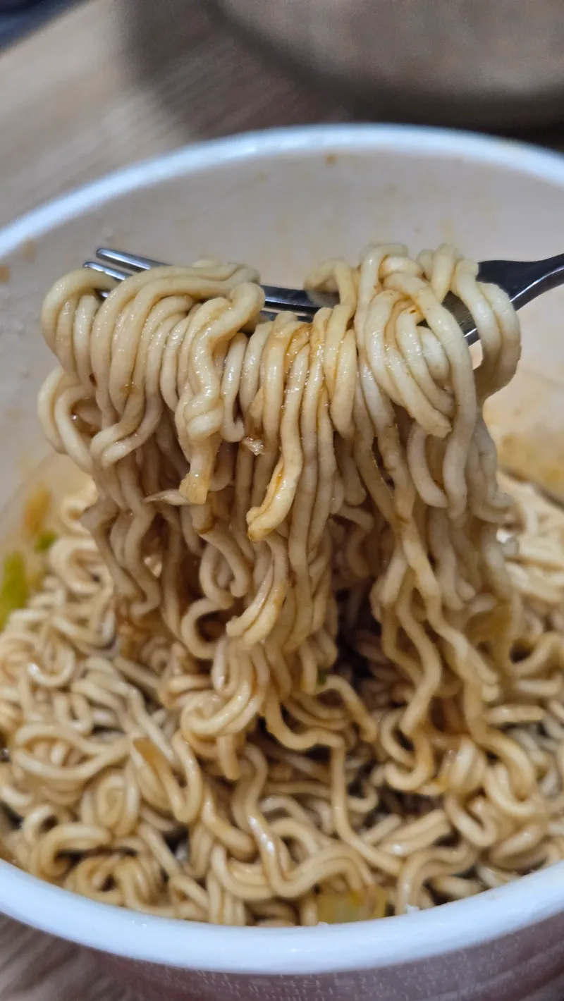 Rûyê ku ramen bi çûçikê tê hilkişandin û zeqbûna coating a sos tê nîşandan | 하이제이에스비