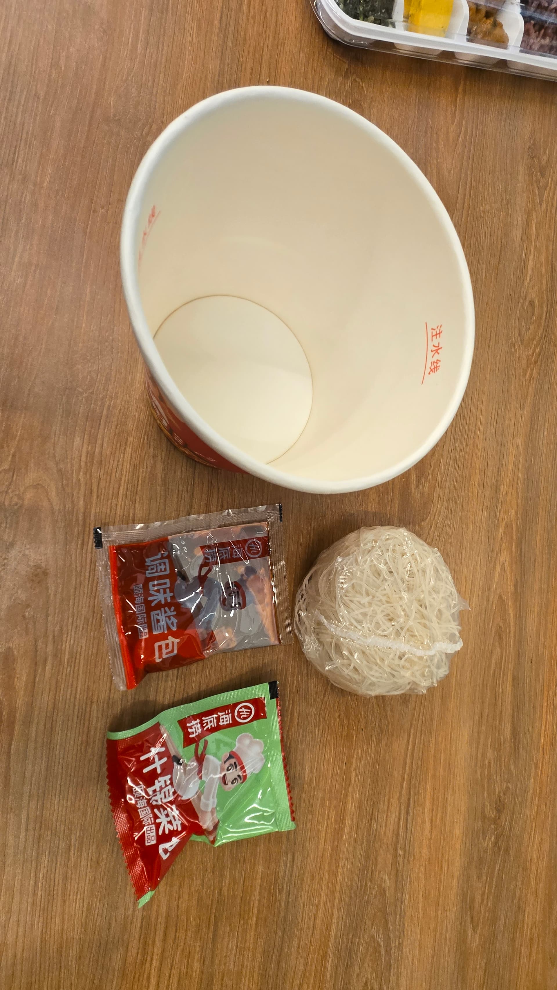 Haidilao mara fun all - cup, noodles, liquid and dry sauce