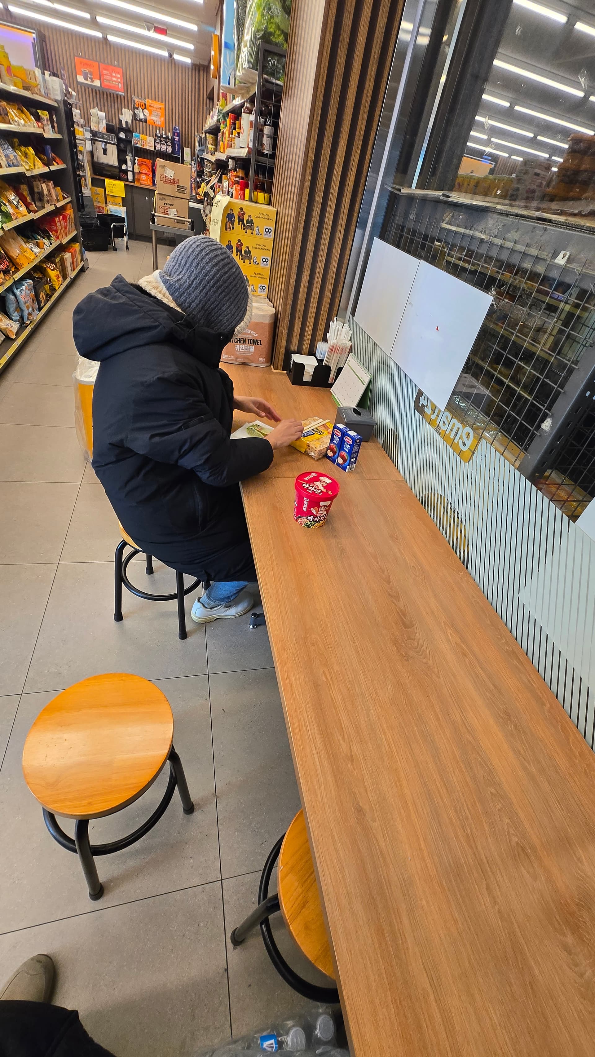 කොරියන් ස්ටෝර් ඇතුලේ කන්න තැන් ටේබල් | 하이제이에스비